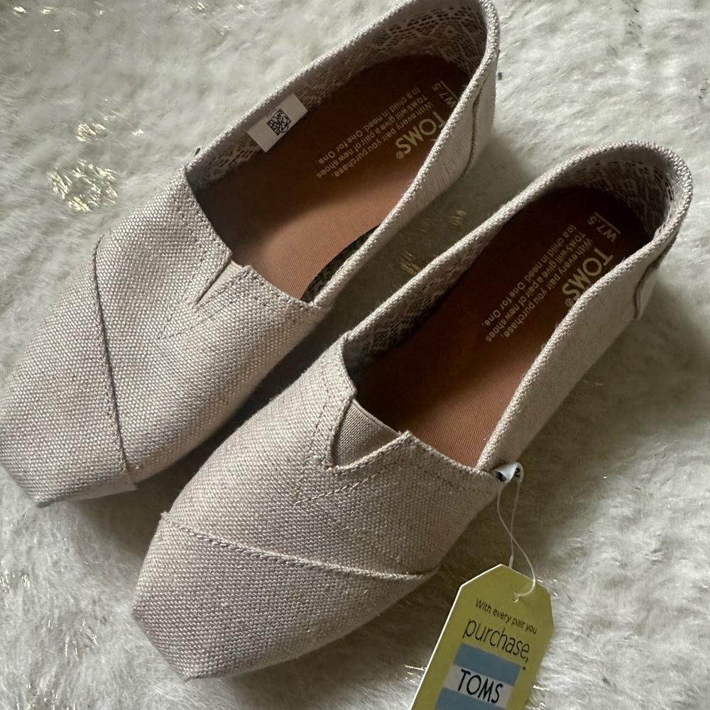Toms! Gold metallic, weave with tan! Awesome 🤩